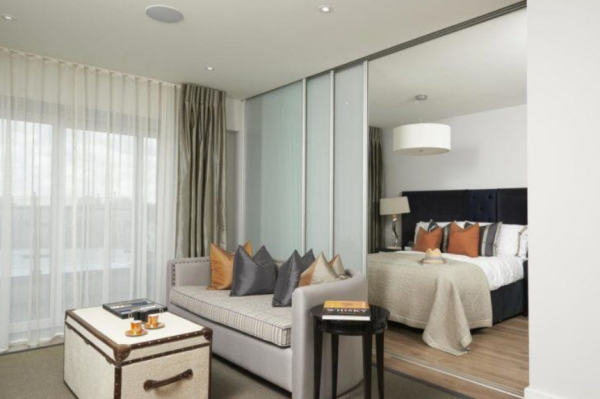 Kamar tidur dengan penggunaan pintu geser sebagai pembatas ruangan